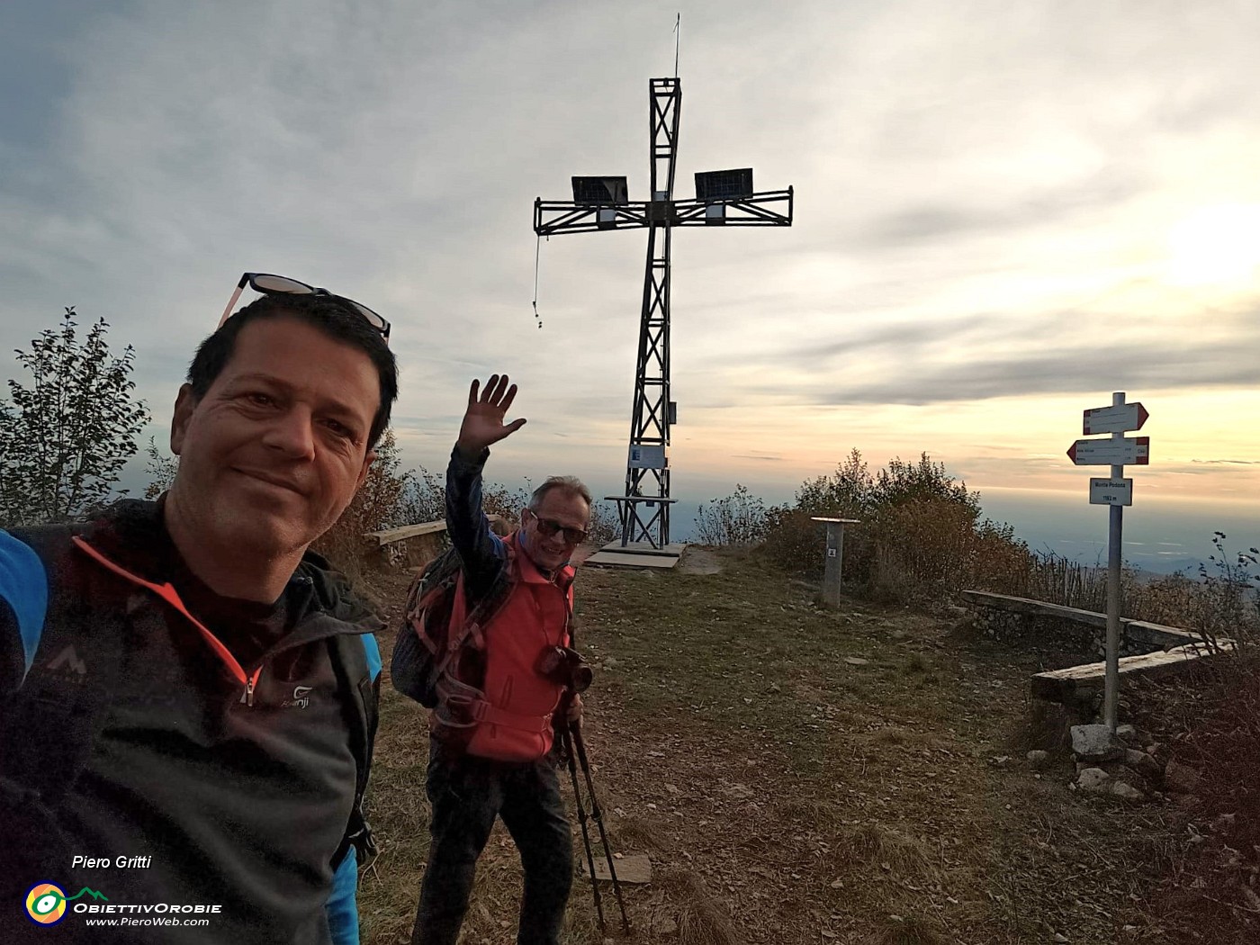 03 Alla grande croce dell'anticima sud del Podona (1183 m).jpg